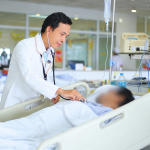 UỐNG NHẦM HÓA CHẤT CẤT TRONG TỦ LẠNH, NGƯỜI ĐÀN ÔNG BỊ ĂN MÒN THỰC QUẢN