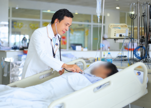 Hình ảnh bác sĩ thăm khám bệnh nhân bị ăn mòn thực quản